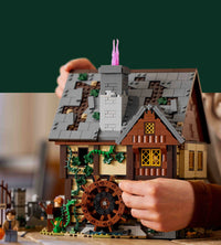 Hocus Pocus: The Sanderson Sisters' Cottage (2316+pcs)